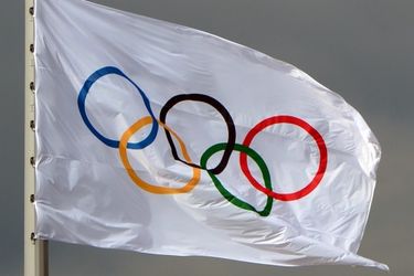 Les anneaux et le drapeau olympique