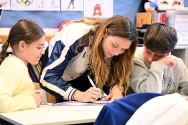 Manon Apithy-Brunet, marraine de la SOP 2025, dans une salle de classe.  ©CNOSF/KMSP