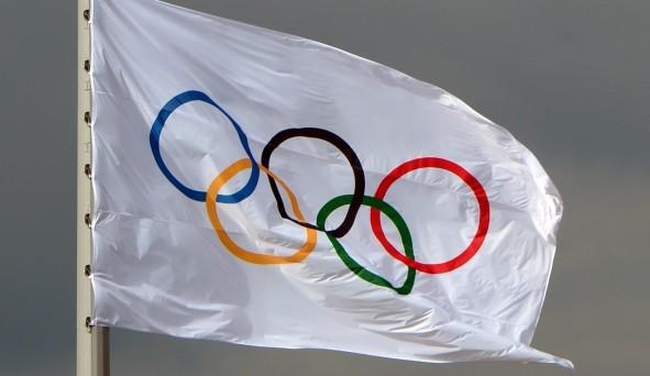 Les anneaux et le drapeau olympique