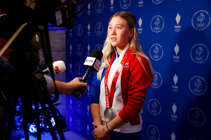 Image de Tess Ledeux lors d'une interview avec des médias