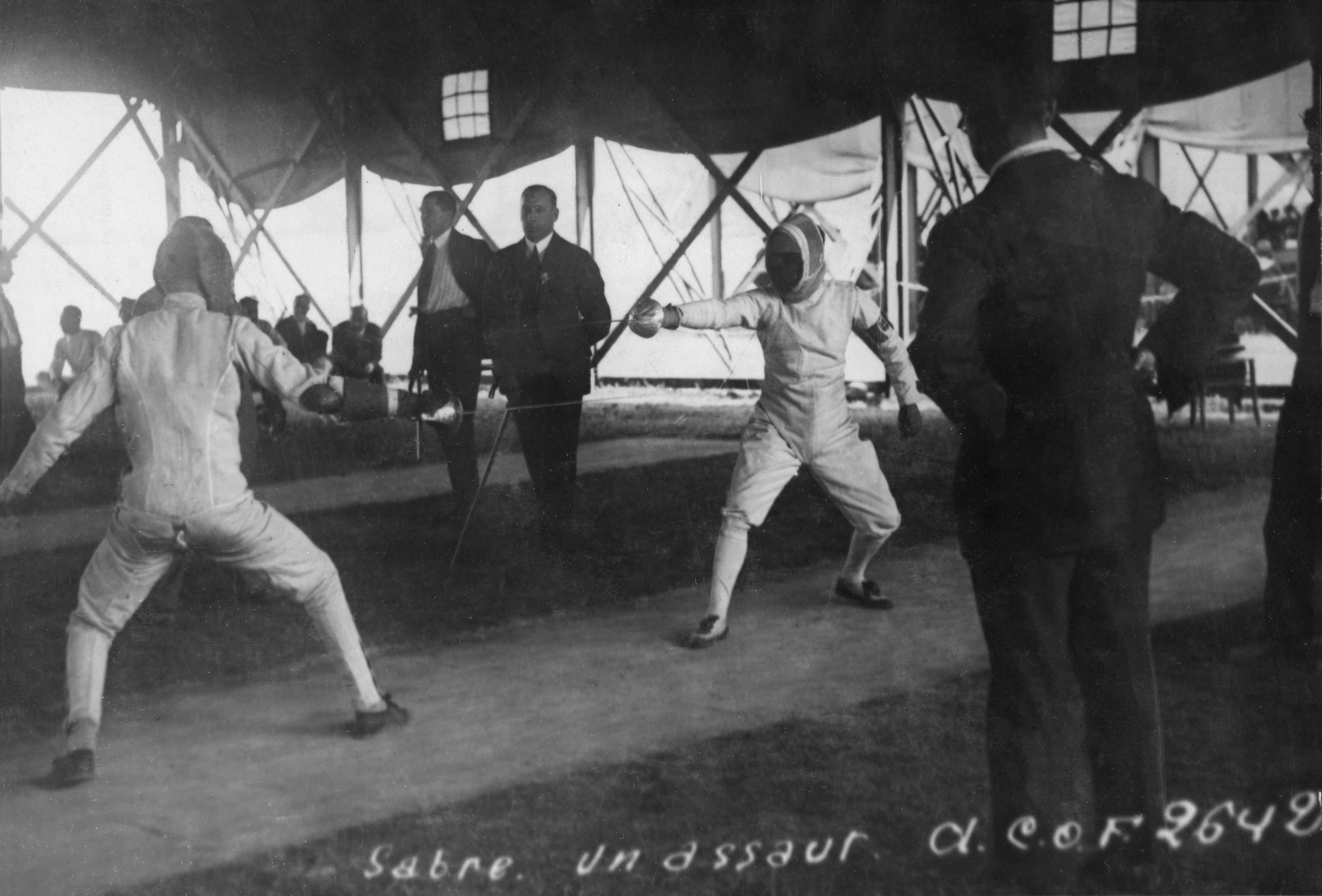 Un assaut entre sabreurs argentin et italien lors du tournoi par équipes organisé en 1924 au complexe olympique de Colombes - ©Collection CNOSF