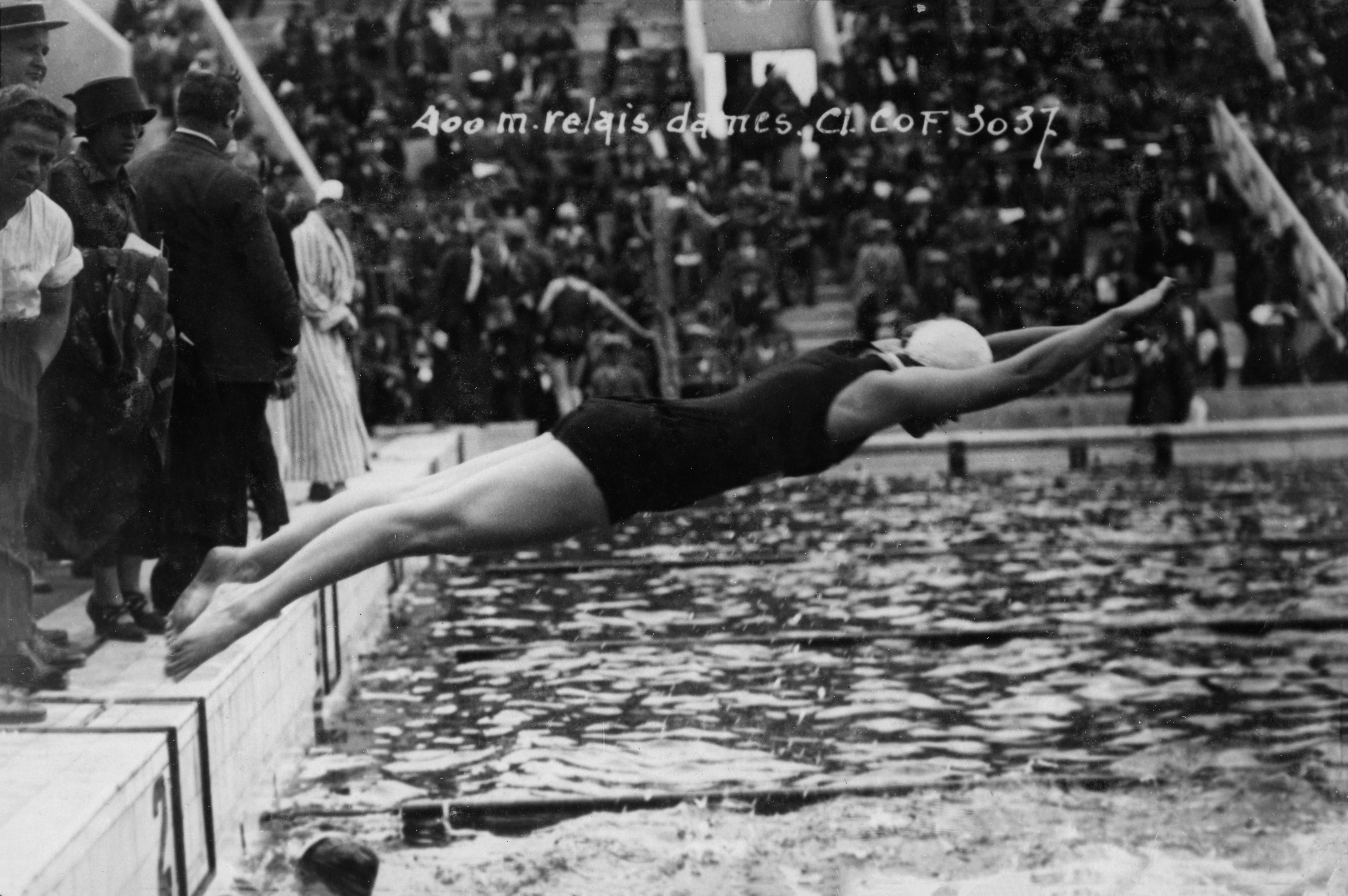 Départ de Mariechen Wehselau, dernière relayeuse de l’équipe américaine du 4x100 mètres nage libre. Les Américaines gagnent la course, devant les Britanniques et les Suédoises. La France est cinquième - ©Collection CNOSF
