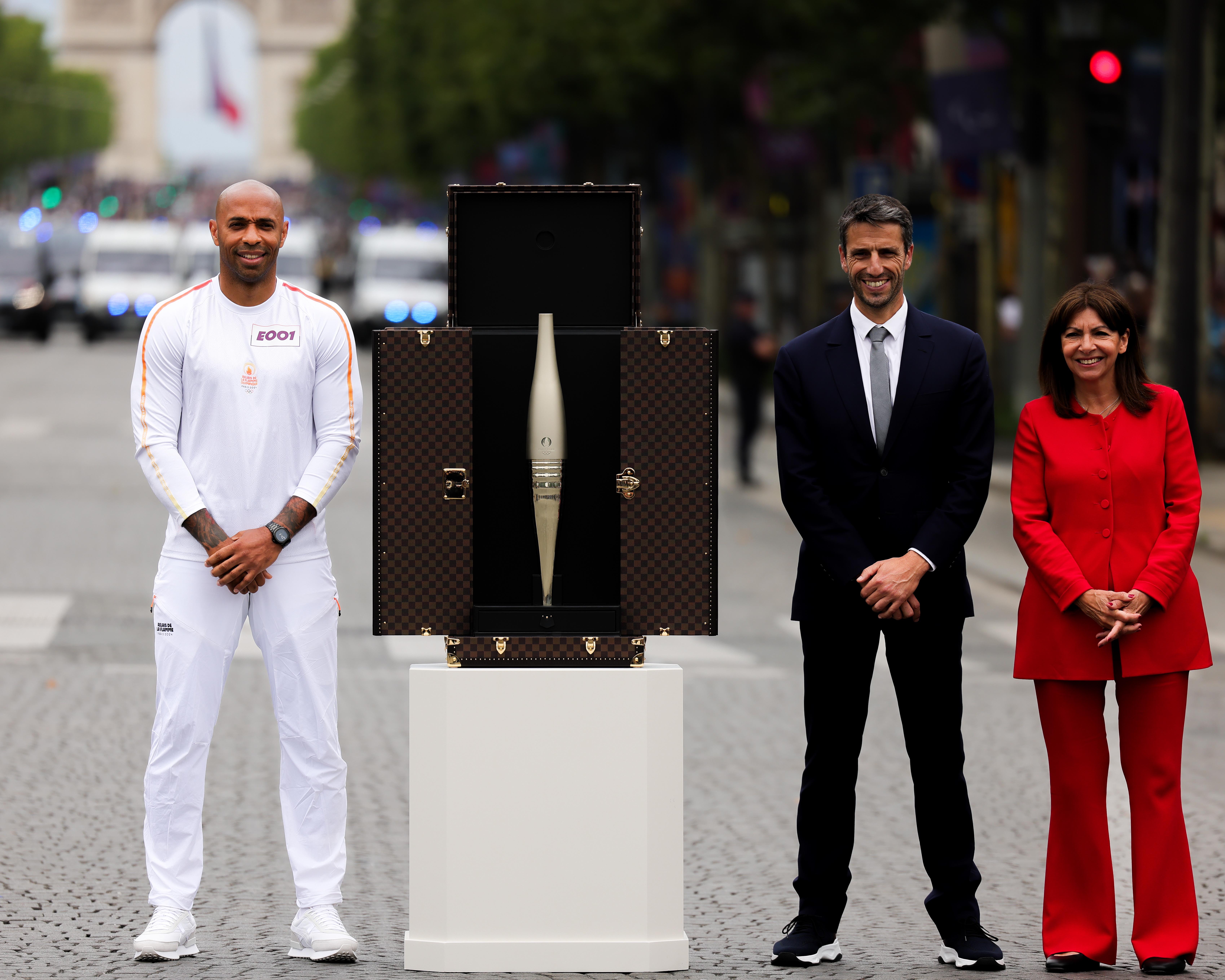 Thierry Henry, Tony Estanguet et Anne Hidalgo au côté de la flamme olympique - ©PRESSESPORTS