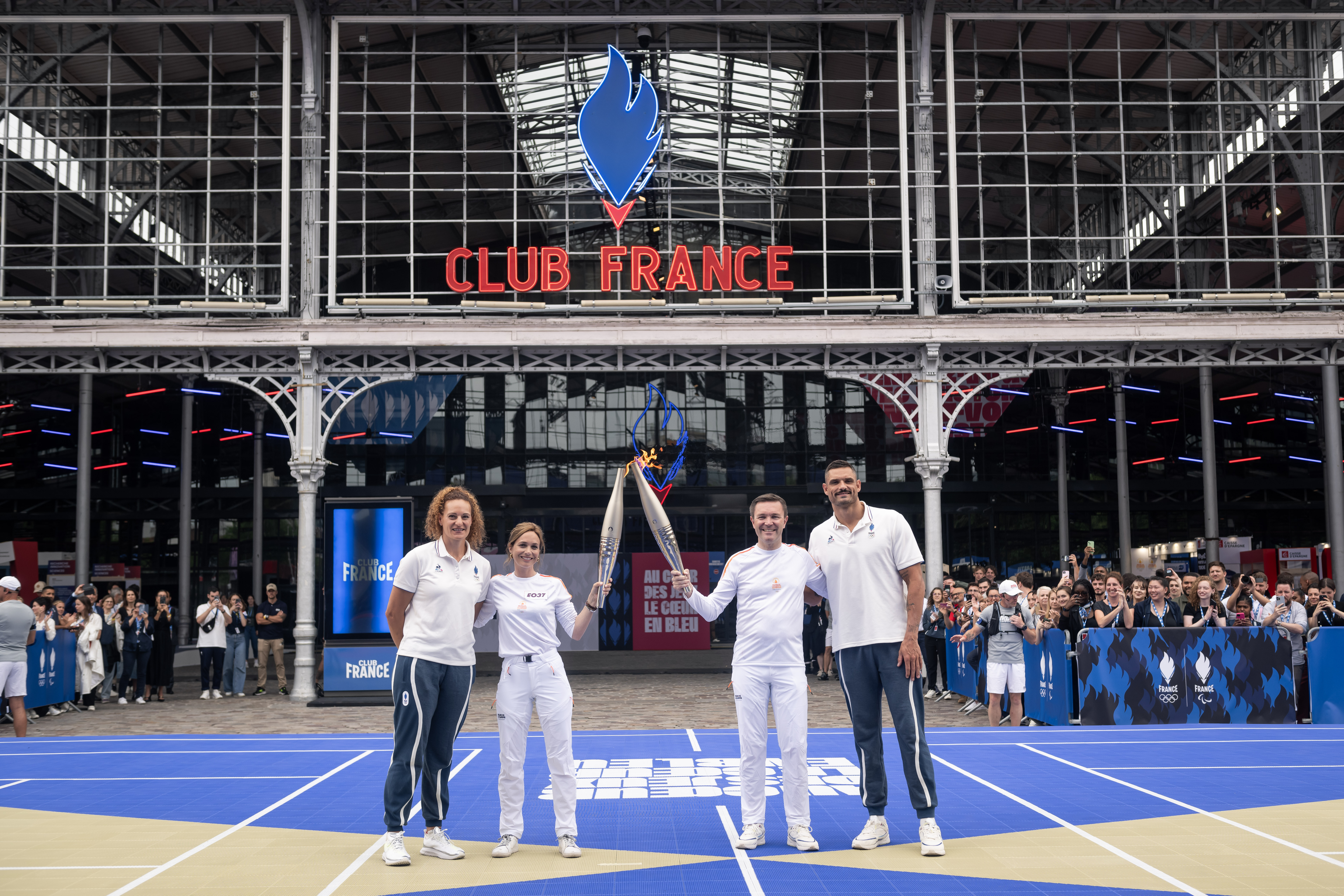 La flamme olympique au Club France avec David Lappartient, Léa Salamé et les porte-drapeau - ©CNOSF/KMSP