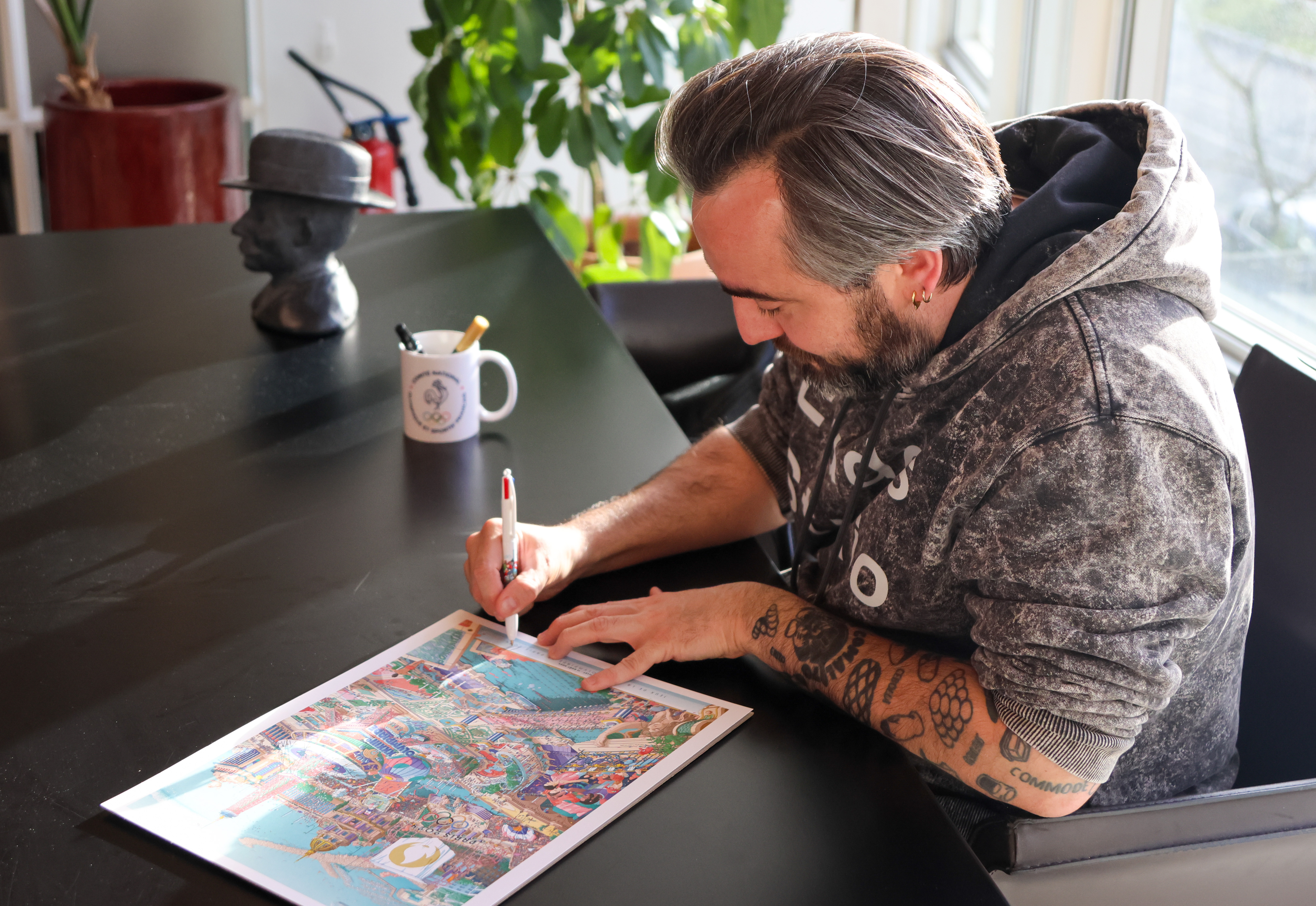 Dédicace de l'affiche des Jeux de Paris 2024 par Ugo Gattoni