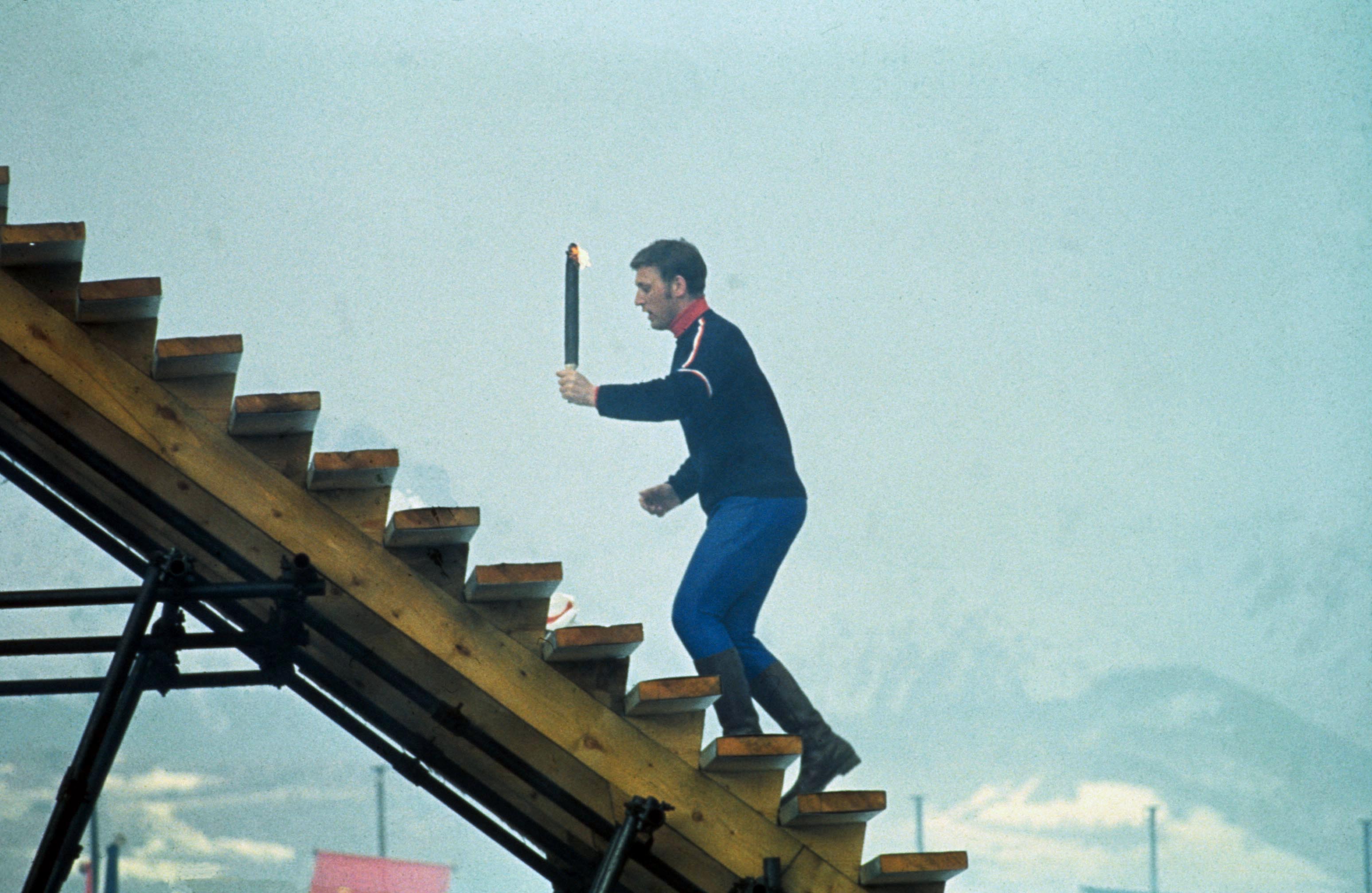 Alain Calmat allume la vasque ©Pressesports