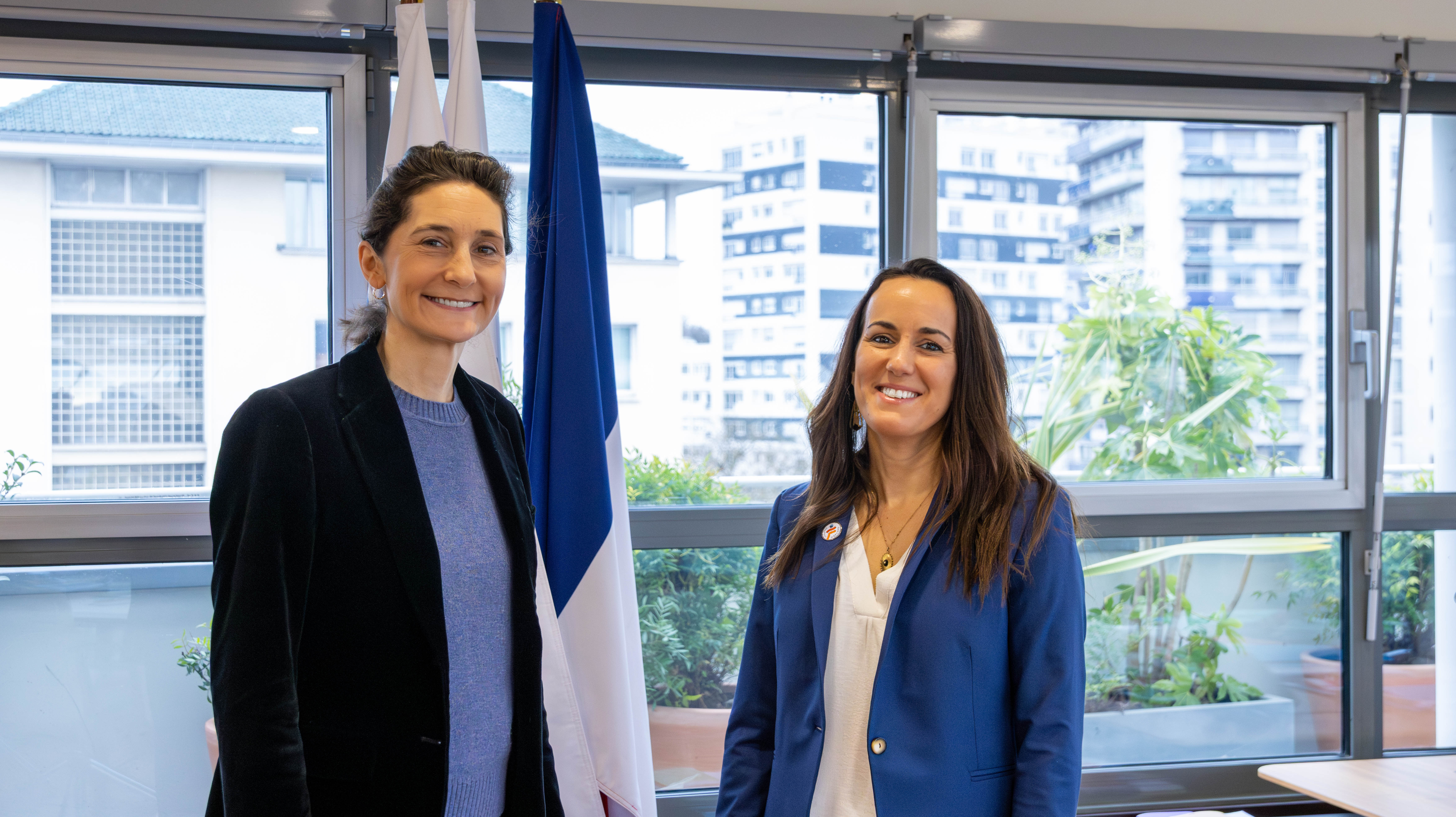 Signature Convention Fondation Mercato. Amélie Oudéa Castéra, présidente du CNOSF et Jenny Gaultier Vallet, présidente de la Fondation Mercato. 
