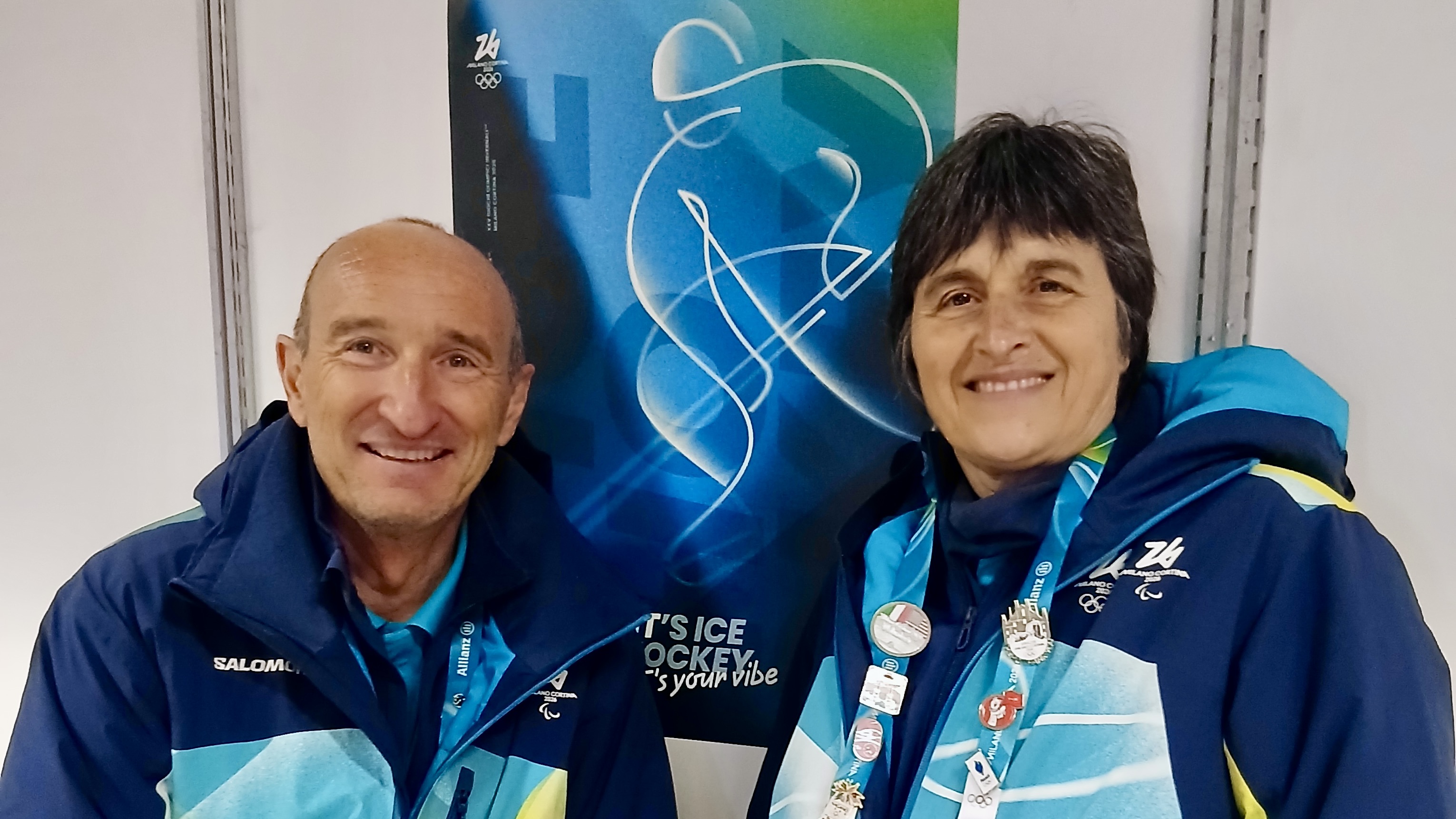 Couple de volontaires français aux Jeux Olympiques de Milan-Cortina.