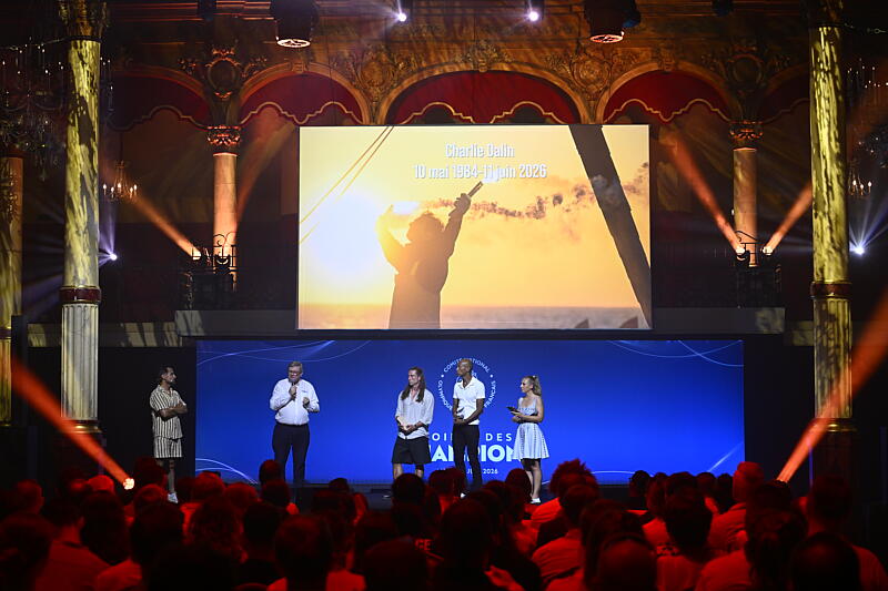 Hommage à Charlie Dalin lors de la Soirée des Champions de 2025.