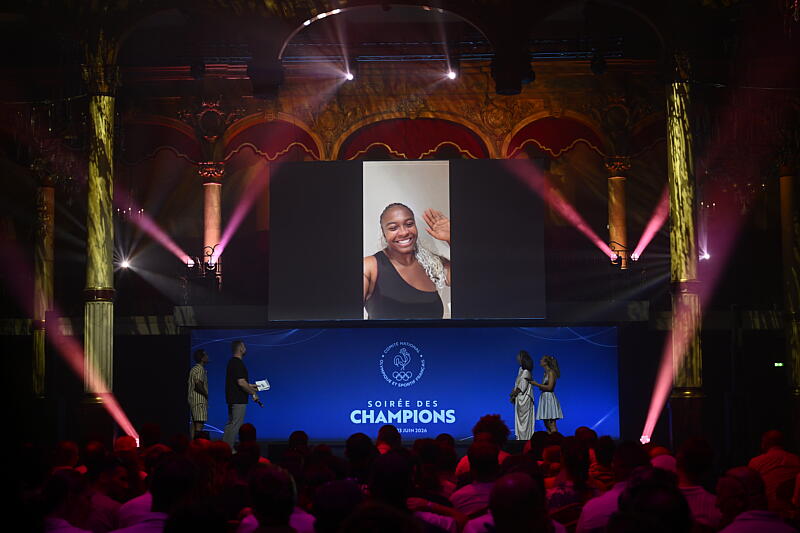 Romane Dicko, lauréate du prix "Engagement sociétal" de la CAHN, lors de la soirée des champions de 2025 du CNOSF.