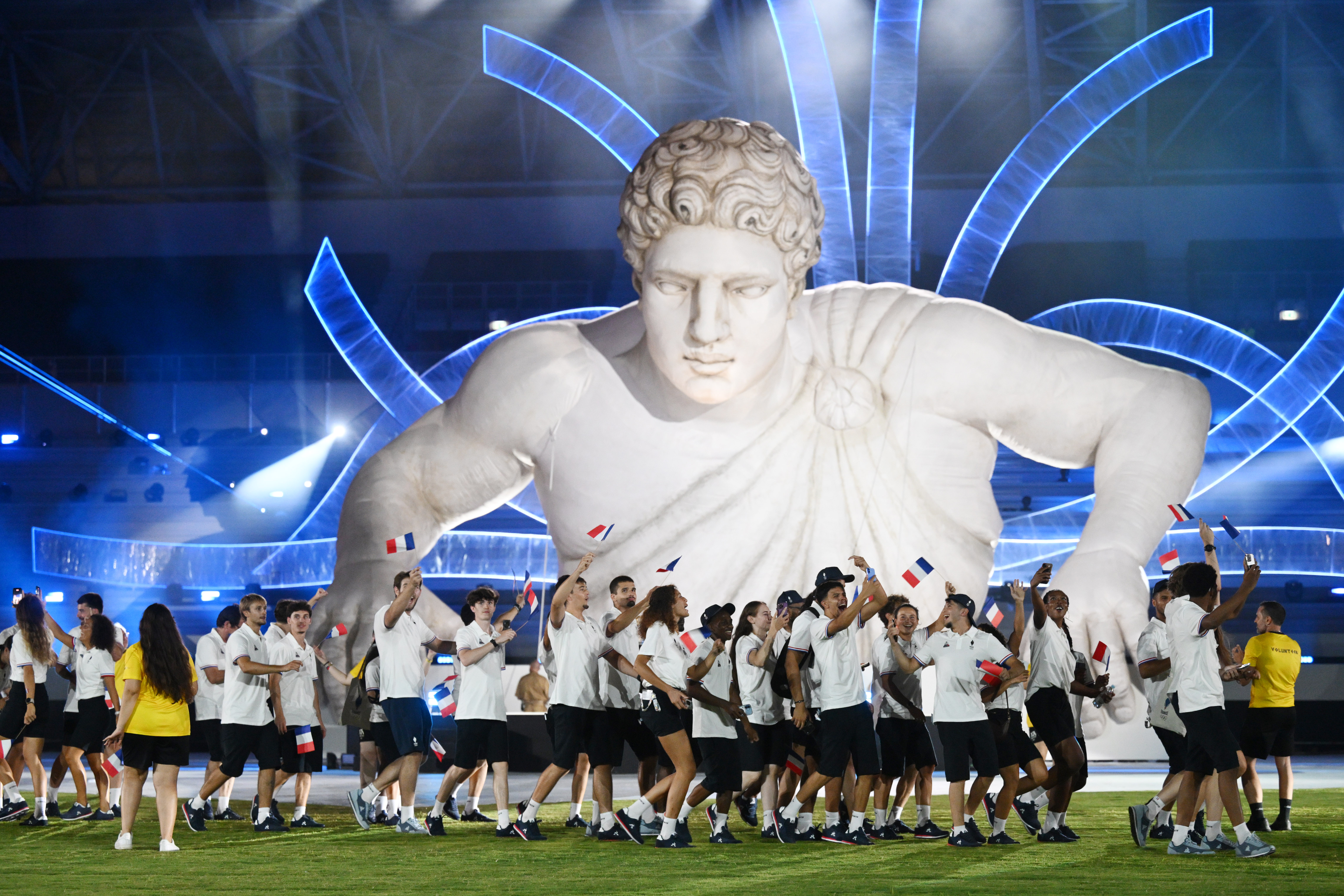 La délégation française lors de la cérémonie d'ouverture des Jeux Méditerranéens de Tarente 2026 ©CNOSF/KMSP