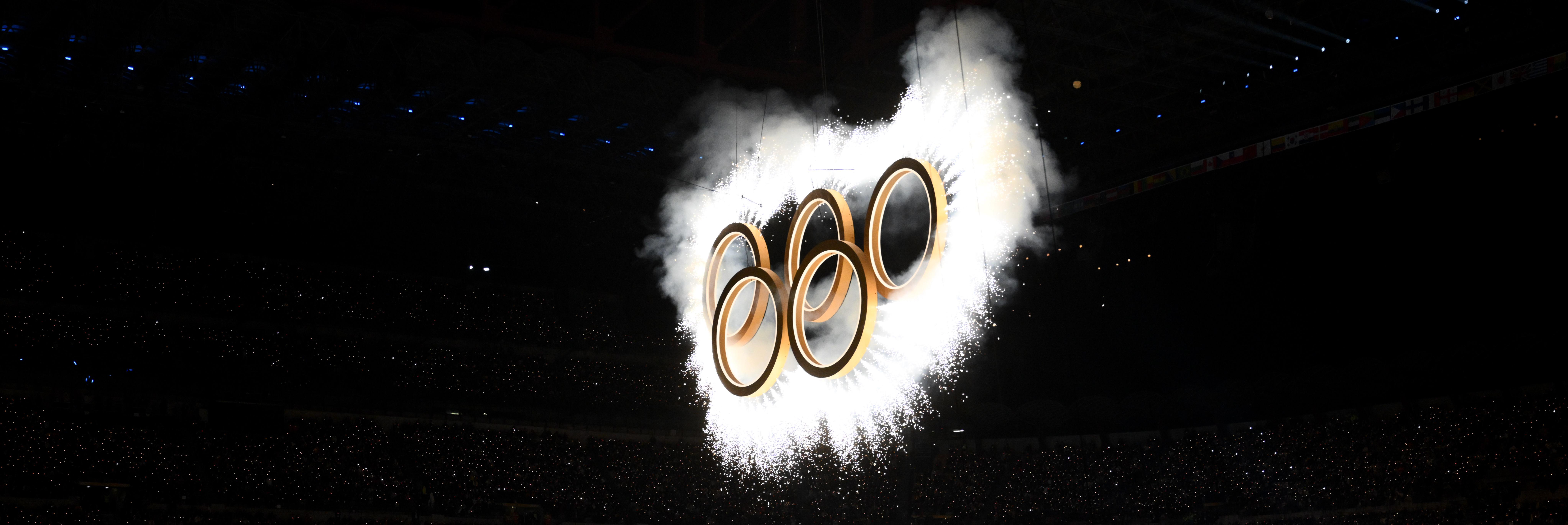 Anneaux olympiques lors de la cérémonie d'ouverture des Jeux de Milan Cortina