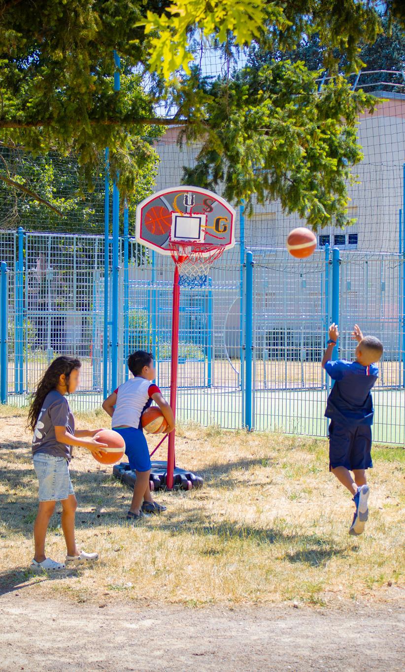 Enfants jouant au basket-ball lors de l'événement "Nos talents sportifs au cœur des quartiers" - CDOS 01