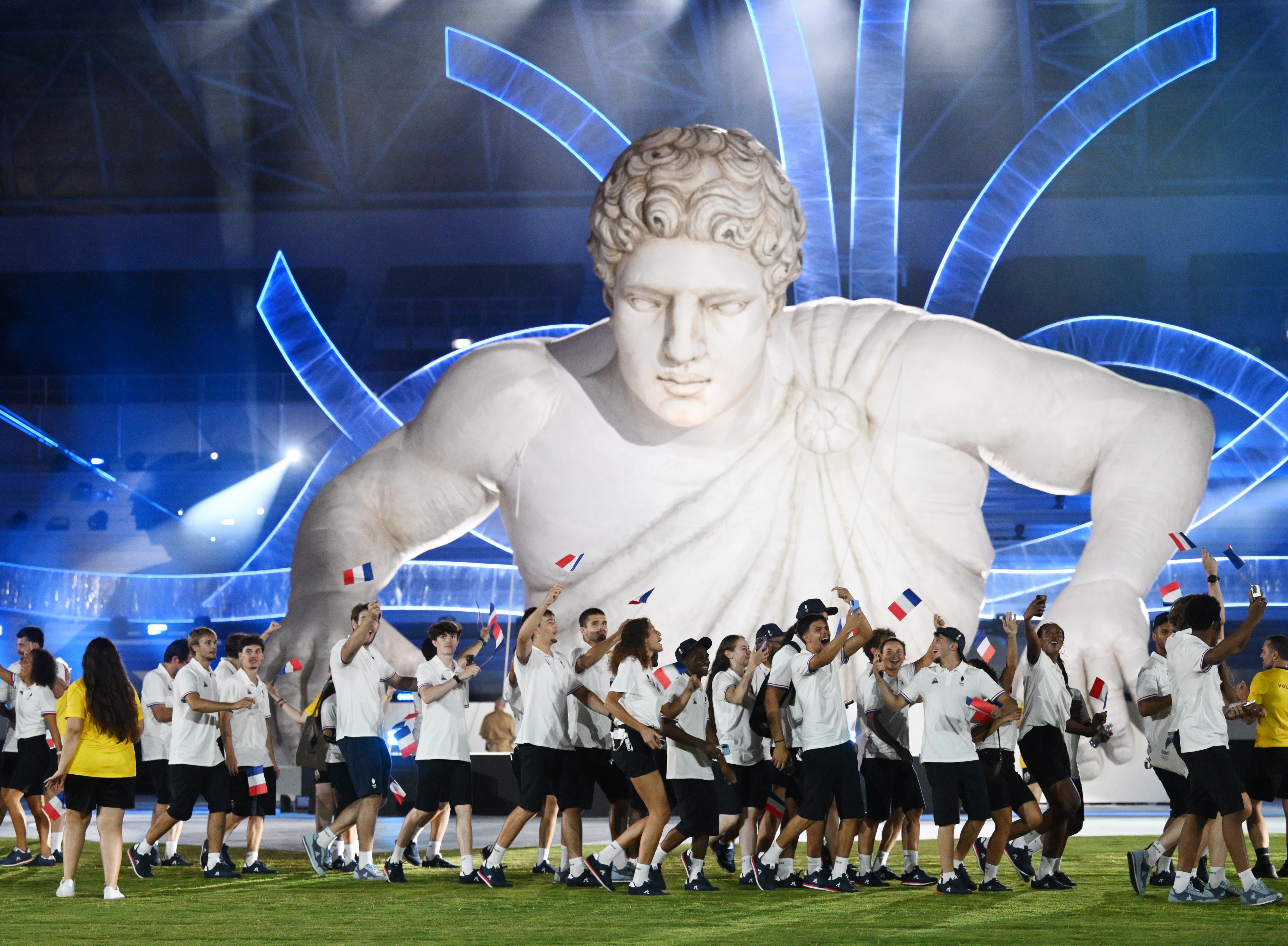 La délégation française lors de la cérémonie d'ouverture des Jeux Méditerranéens de Tarente 2026 ©CNOSF/KMSP