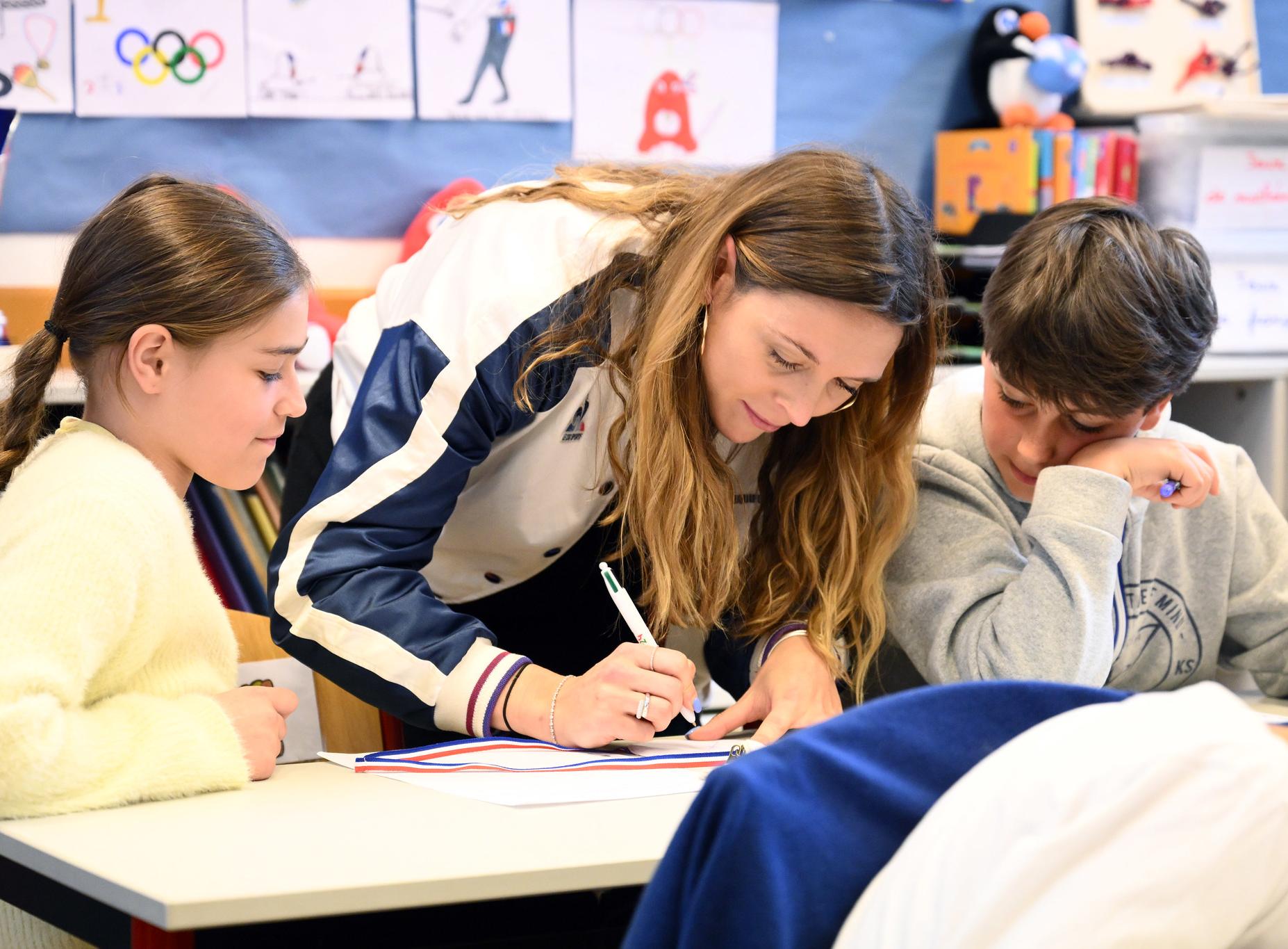 Manon Apithy-Brunet, marraine de la SOP 2025, dans une salle de classe.  ©CNOSF/KMSP