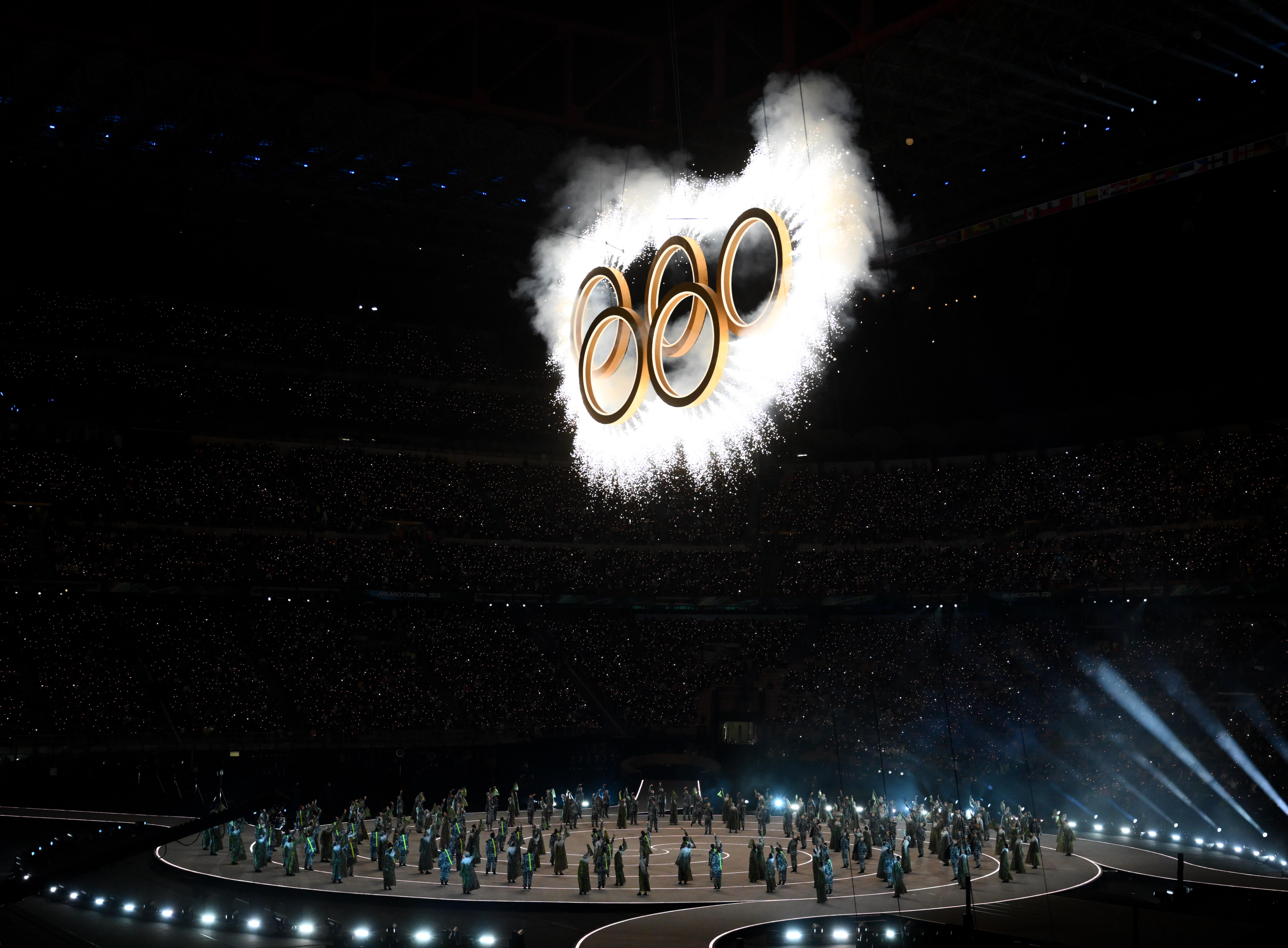 Anneaux olympiques lors de la cérémonie d'ouverture des Jeux de Milan Cortina