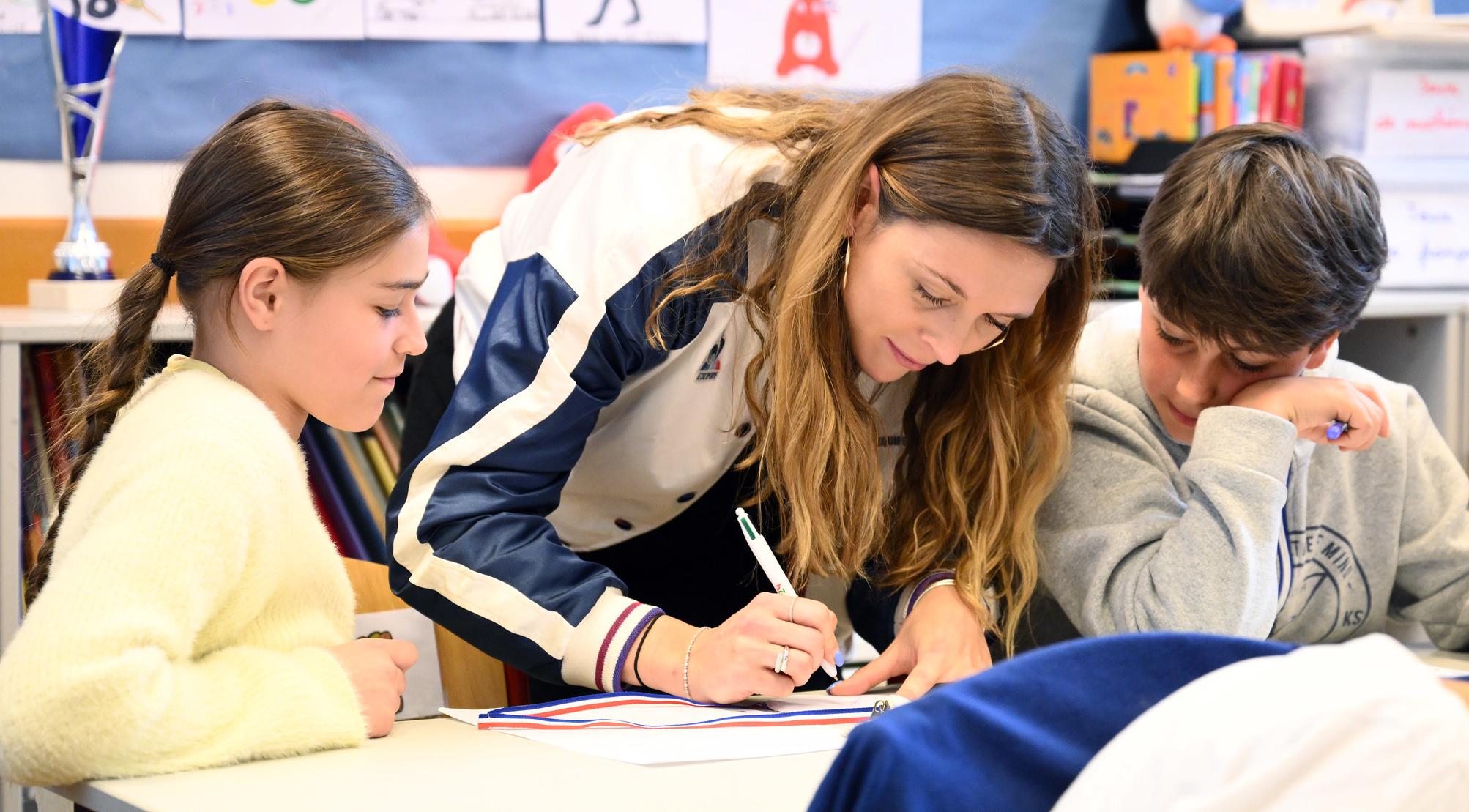 Manon Apithy-Brunet, marraine de la SOP 2025, dans une salle de classe. ©CNOSF/KMSP