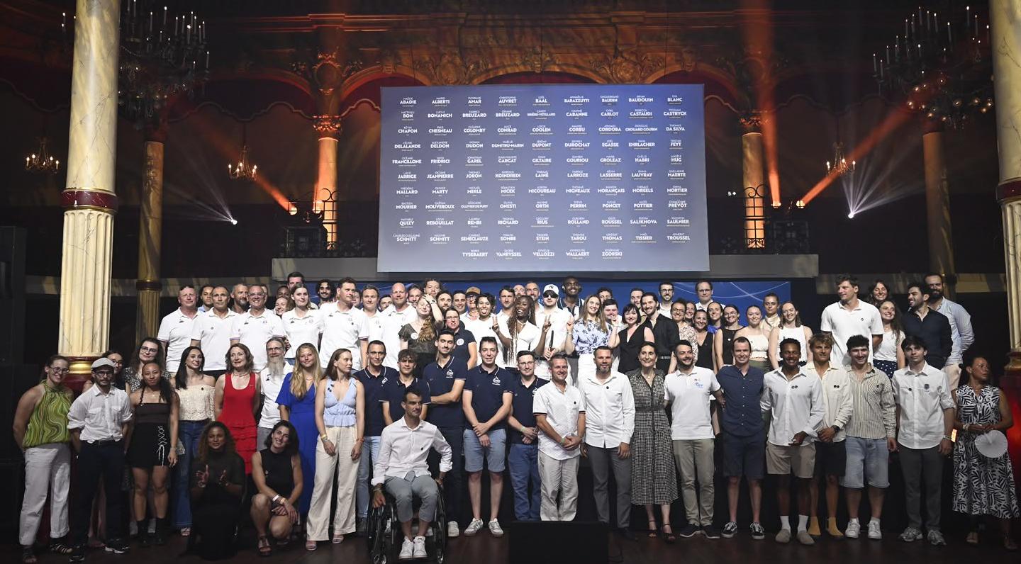 Les champions du monde français lors de la Soirée des champions de 2025 du CNOSF.