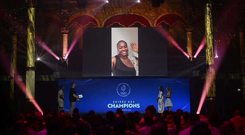 Romane Dicko, lauréate du prix "Engagement sociétal" de la CAHN, lors de la soirée des champions de 2025 du CNOSF.
