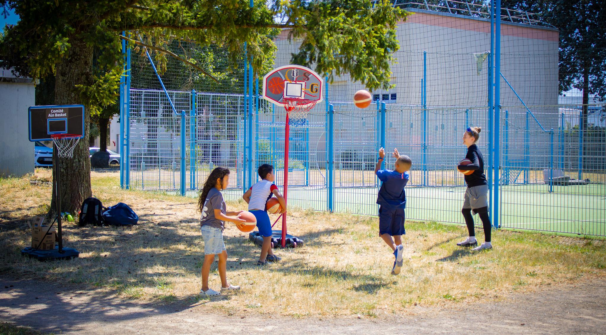 Enfants jouant au basket-ball lors de l'événement "Nos talents sportifs au cœur des quartiers" - CDOS 01