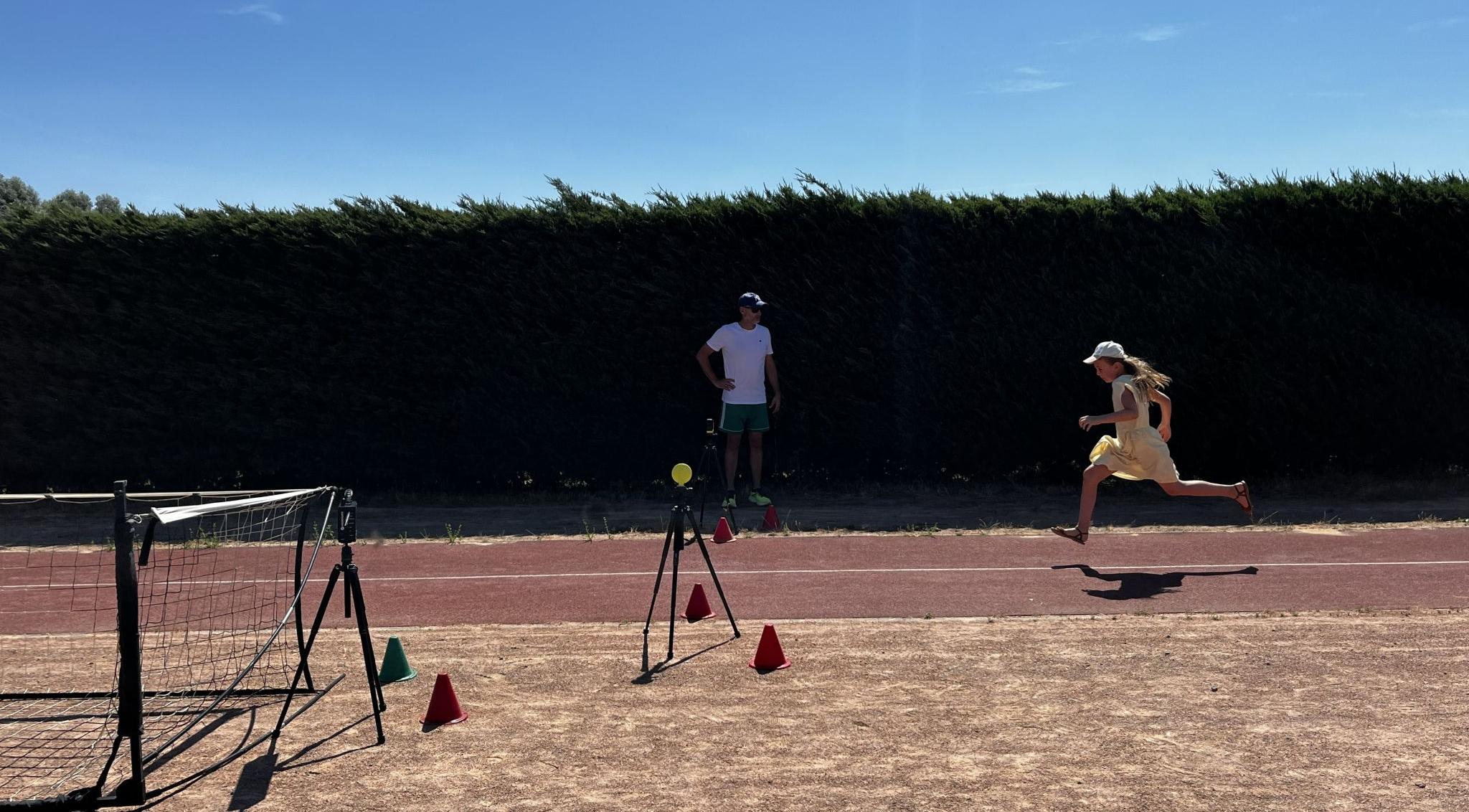 Enfant pratiquant de l'athlétisme lors de La Tournée d'été du CDOS 72