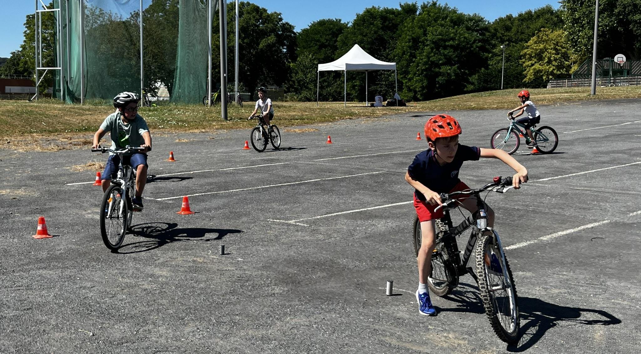 Enfants faisant du vélo lors de La Tournée d'été du CDOS 72
