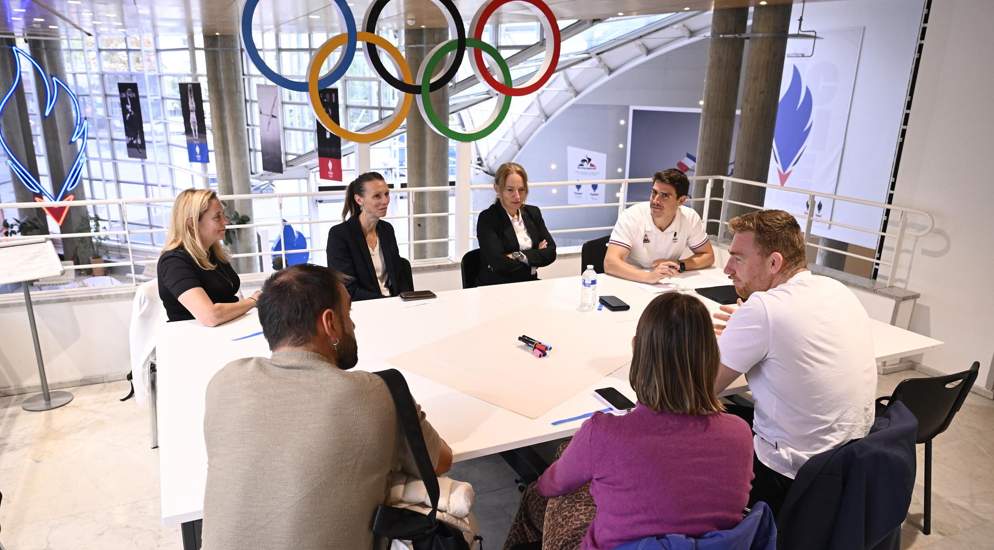 Atelier de travail avec les athlètes des CAHN fédérales à la Maison du sport français ©CNOSF/KMSP